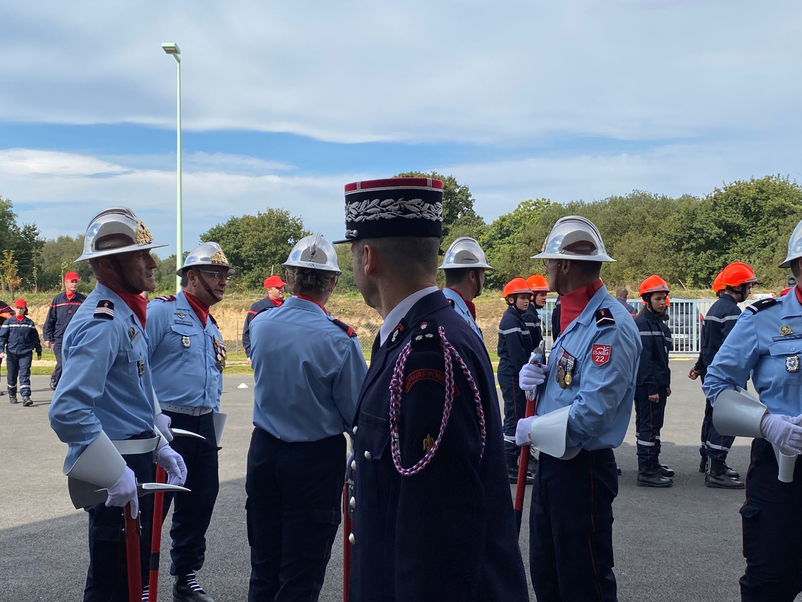 Contrôleur général Monsieur Stéphane Morin devant la garde - SDIS 22 - Côtes d'Armor