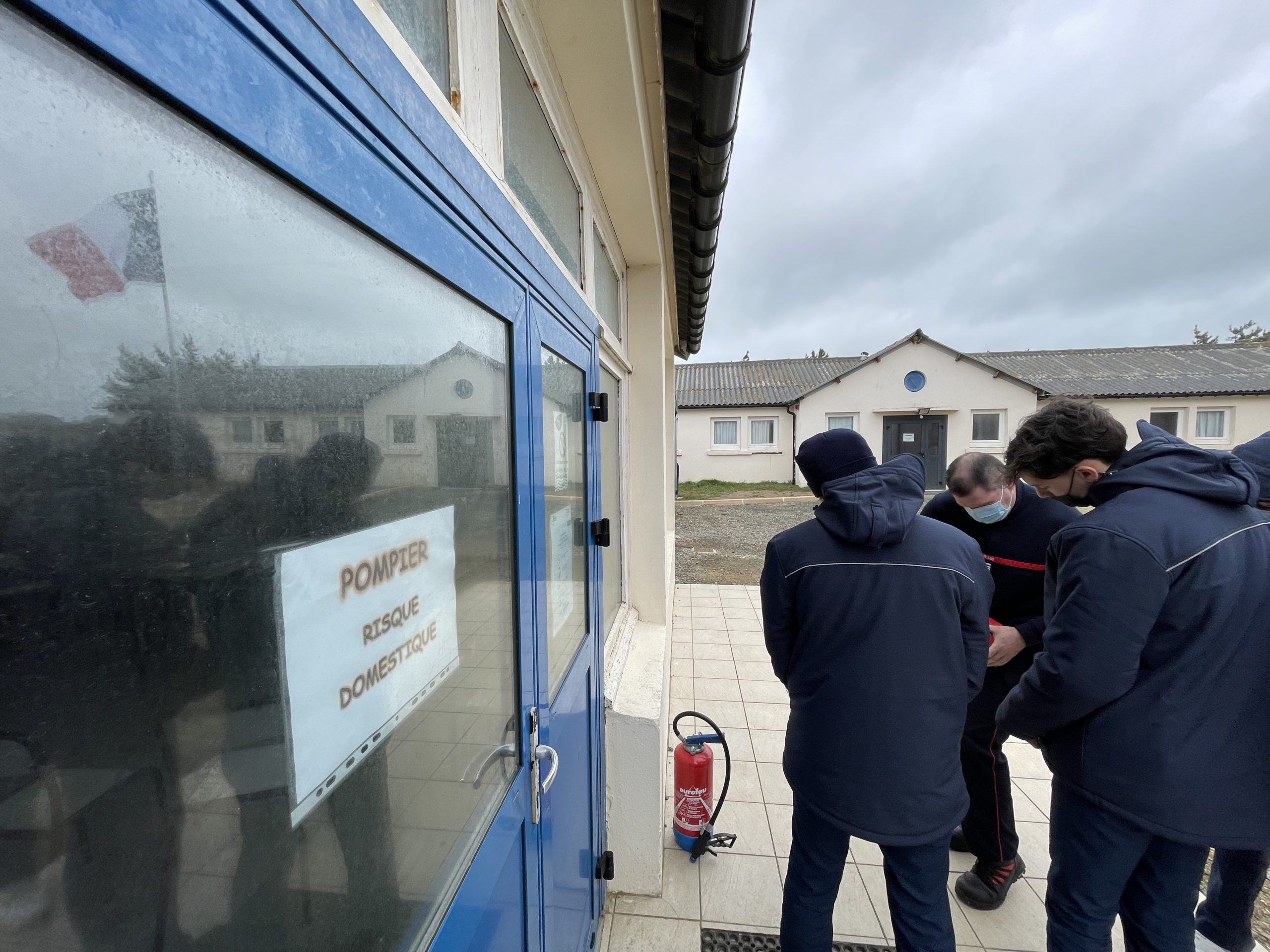 Atelier prévention des risques domestiques pour les jeunes du SNU à l'Ile Grande avec la formation de l'utilisation d'un extincteur