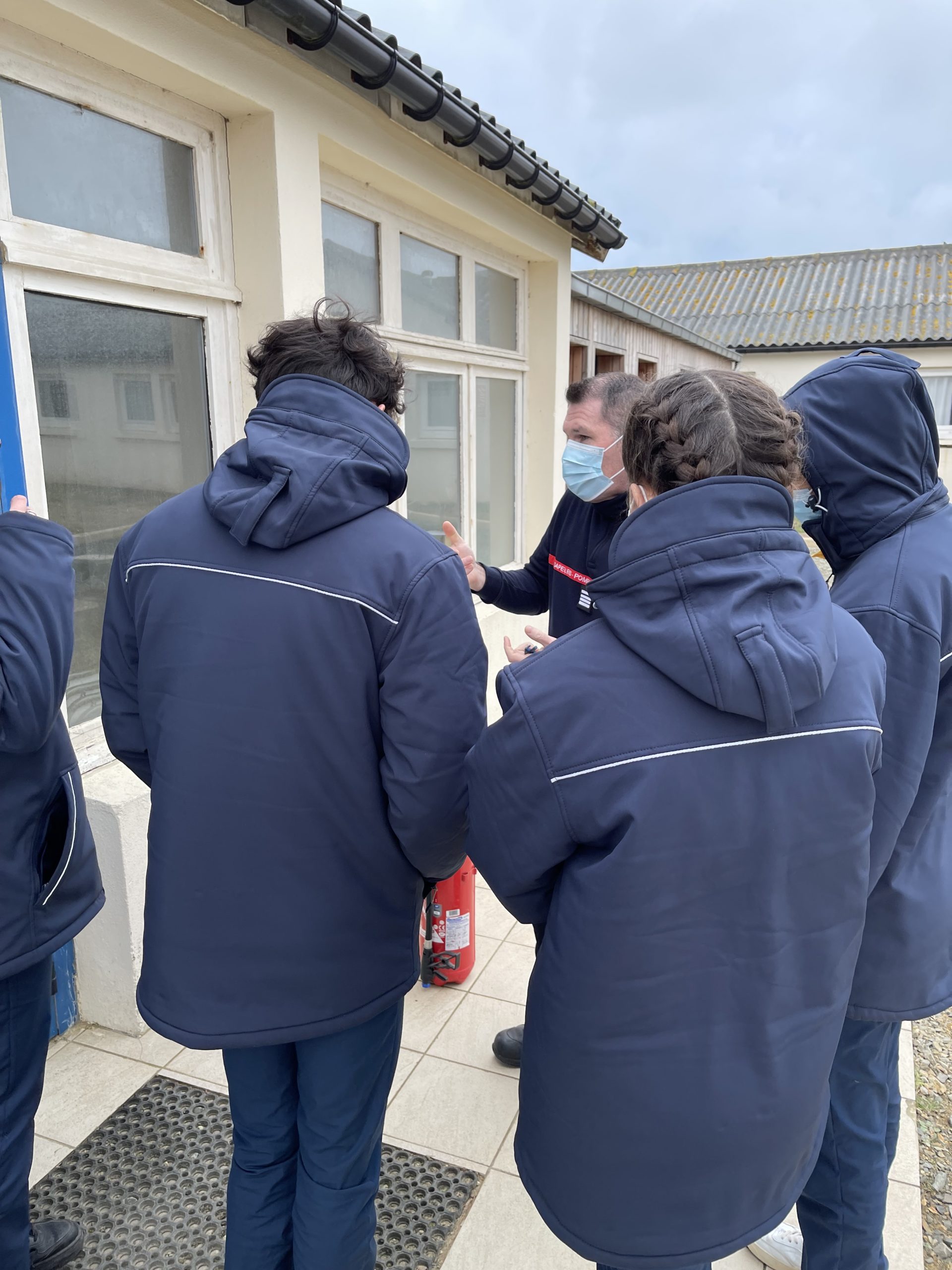 Les jeunes du SNU ont pu apprendre à utiliser un extincteur, atelier animé par un sapeur-pompier du SDIS 22.