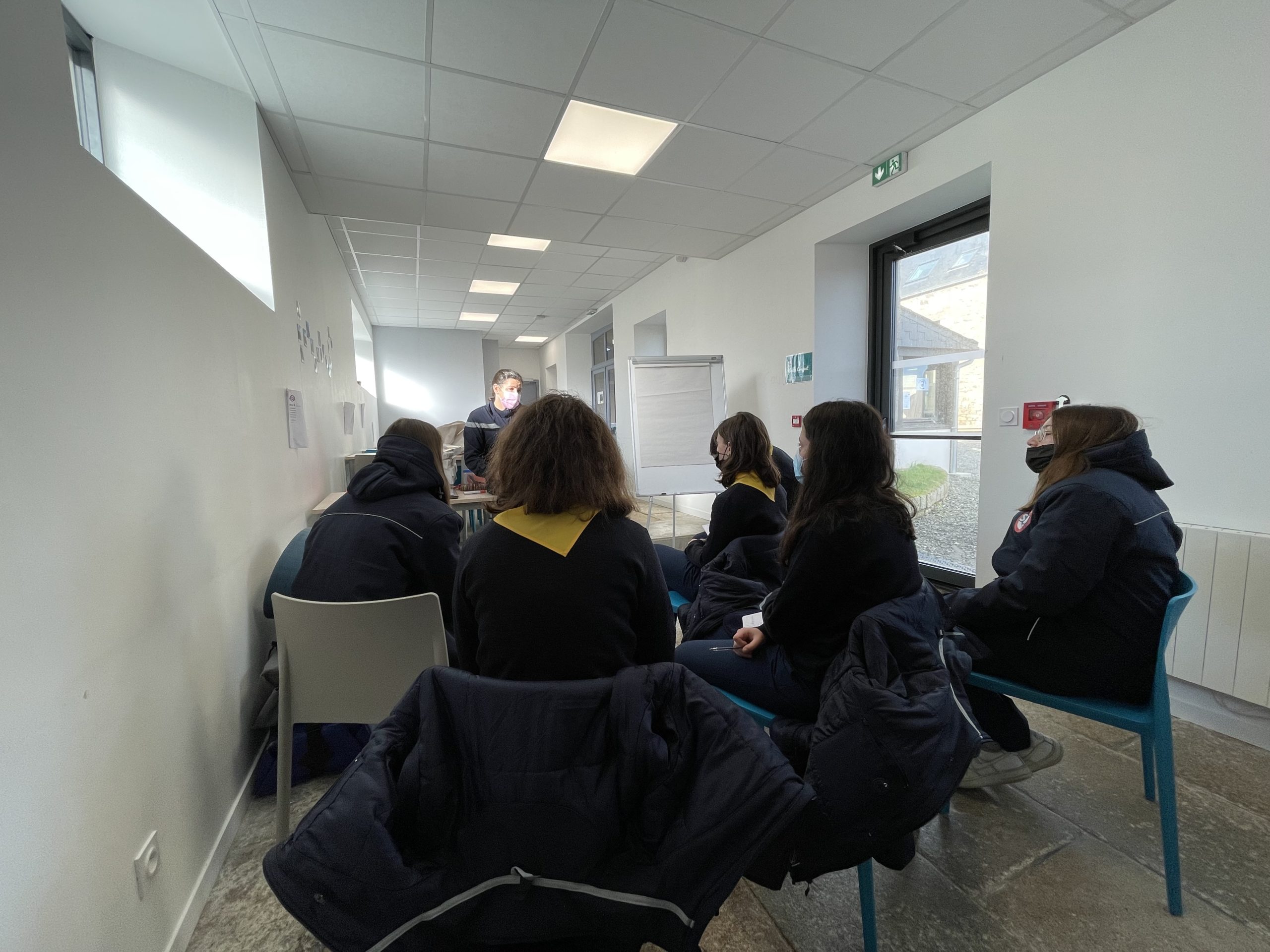Plusieurs groupes de jeunes du SNU ont pu rencontrer des sapeurs-pompiers des Côtes d'Armor (SDIS 22) afin de répondre à leurs questions et leur rappeler les gestes qu'il faut connaître pour porter secours.
