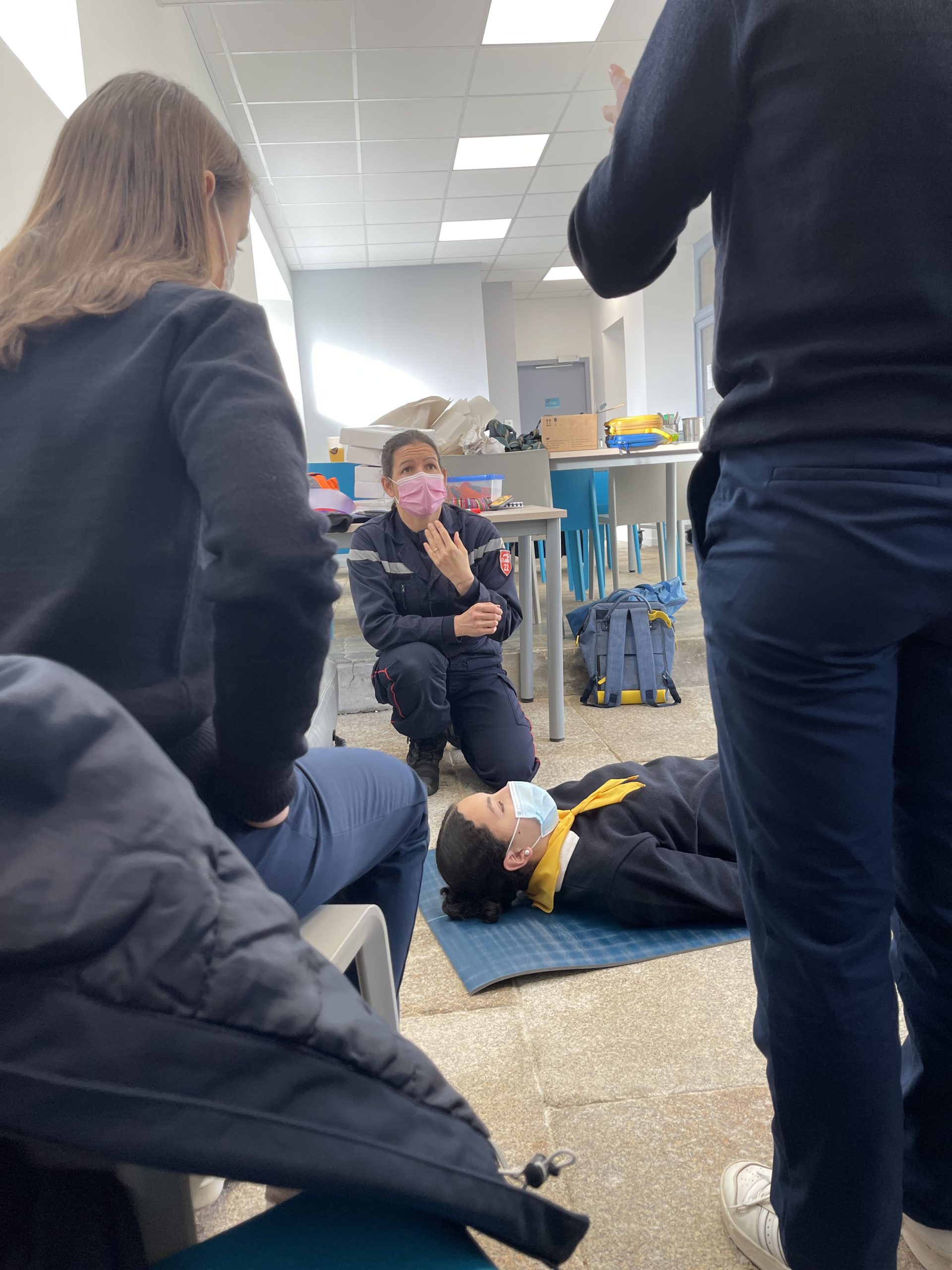 Les jeunes du SNU ont pu pratiquer les gestes de premiers secours avec une infirmière sapeur-pompier du SDIS 22.