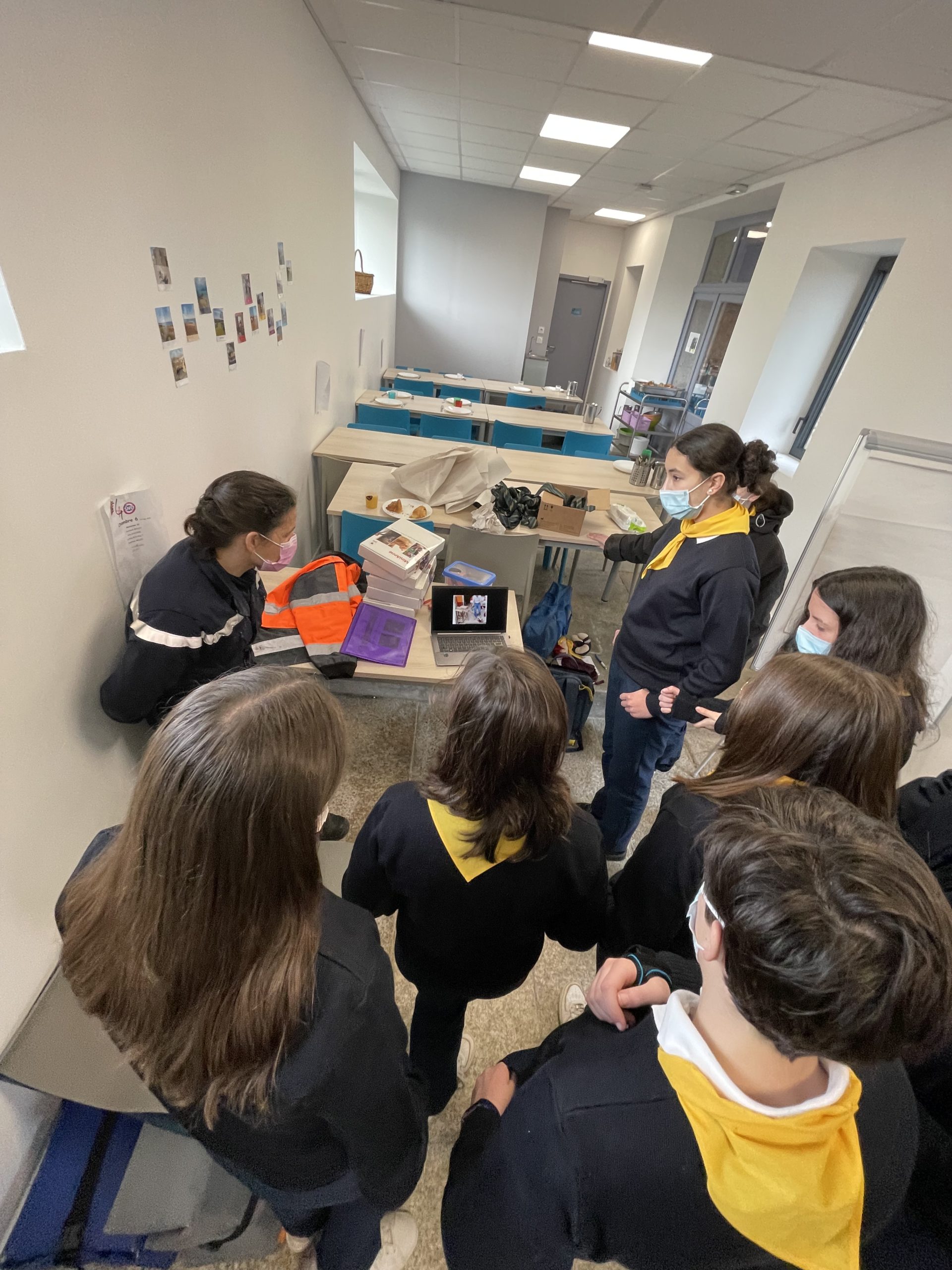 Plusieurs groupes de jeunes du SNU ont pu rencontrer des sapeurs-pompiers des Côtes d'Armor (SDIS 22) afin de répondre à leurs questions et leur rappeler les gestes qu'il faut connaître pour porter secours.