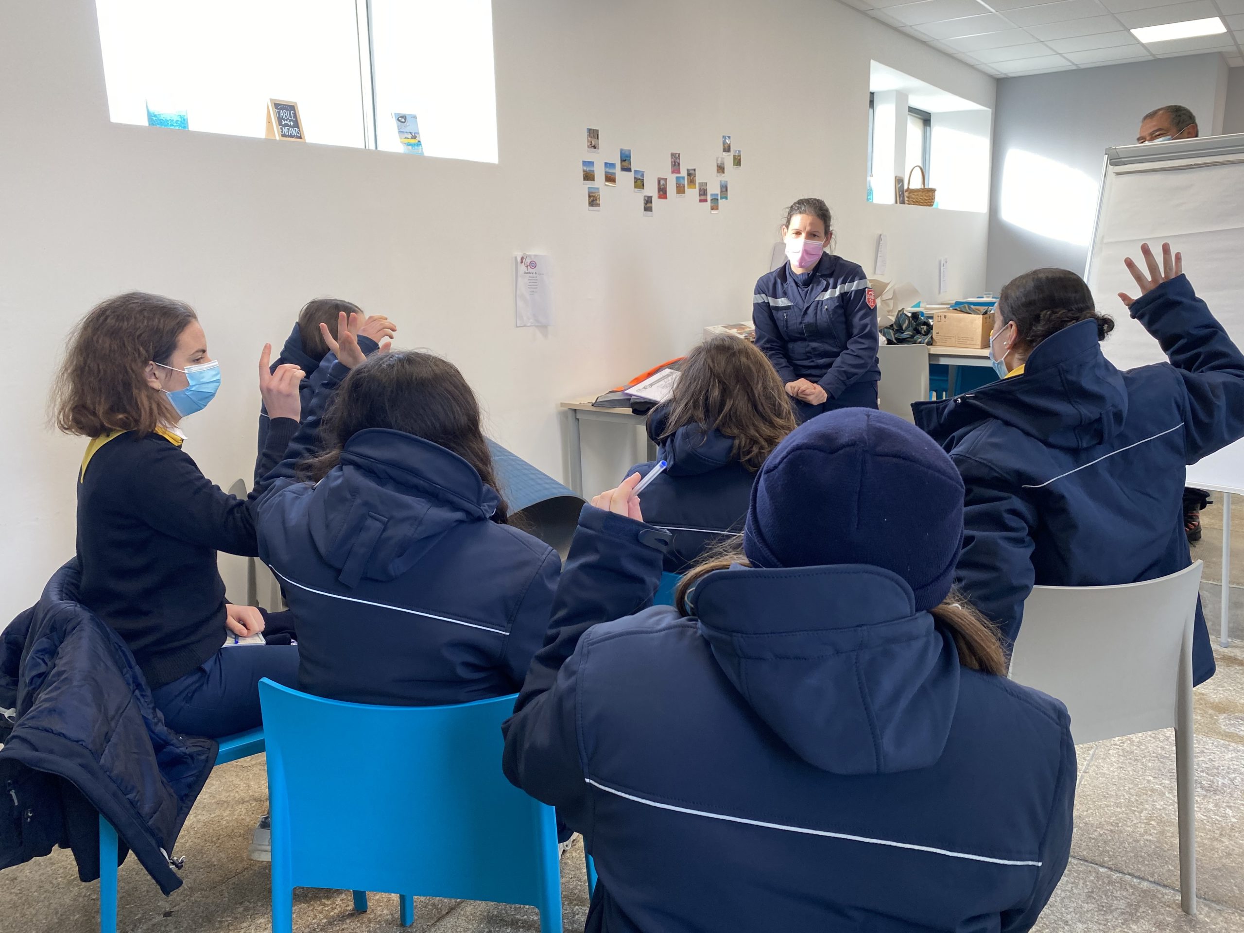 Participation des jeunes du SNU à l'atelier secourisme proposé par une infirmière sapeur-pompier du SDIS 22.
