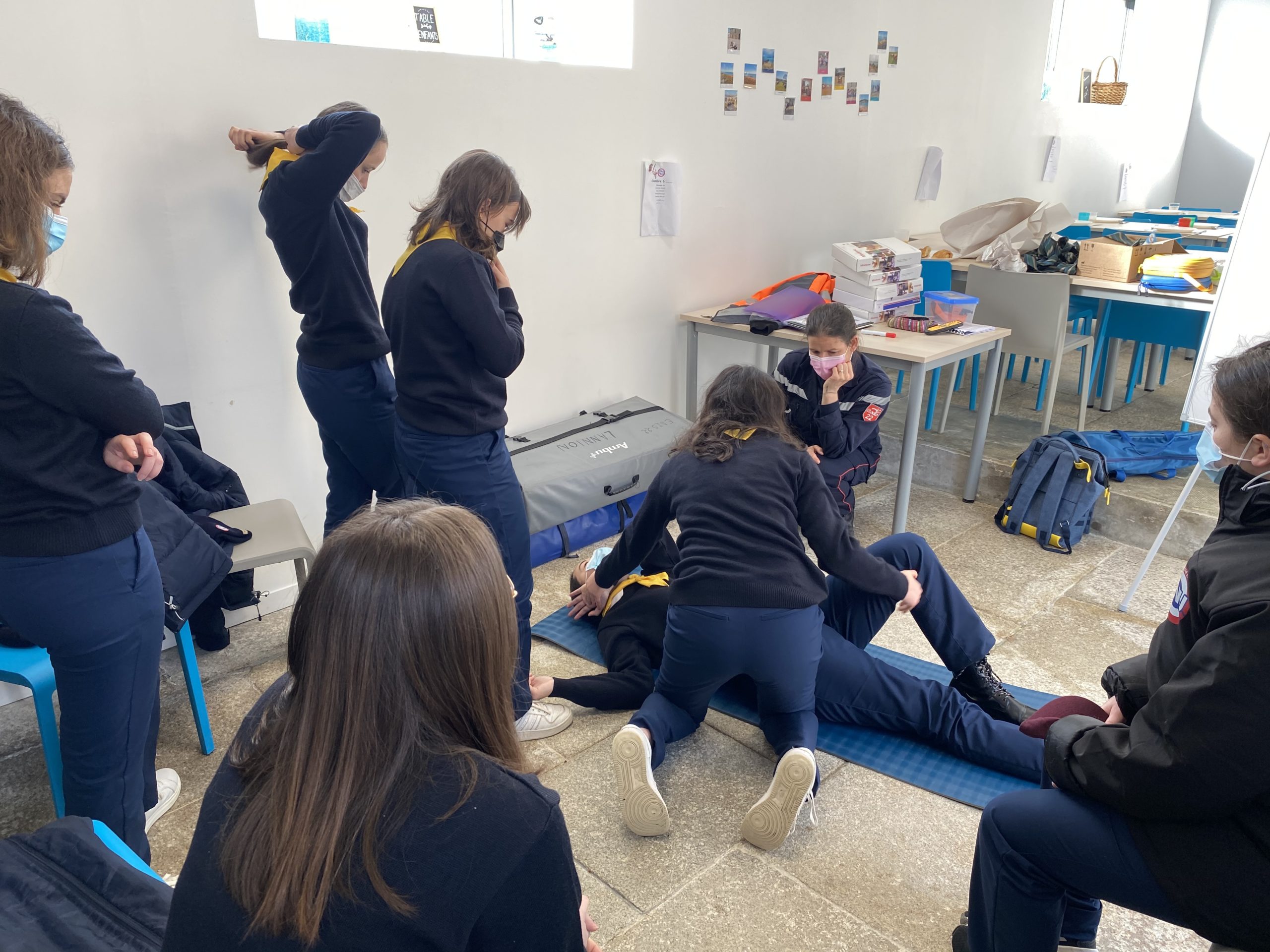 Mise en situation pour les jeunes du SNU à l'Ile Grande, pratique de la PLS par une infirmière sapeur-pompier du SDIS 22.