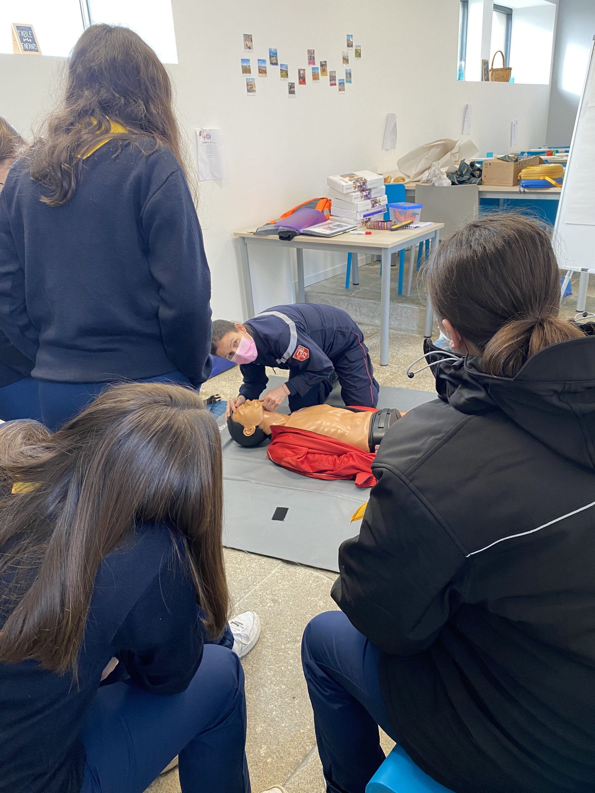 Exercice de premiers secours: le massage cardiaque rappelé aux jeunes du SNU par une infirmière sapeur-pompier du SDIS 22.
