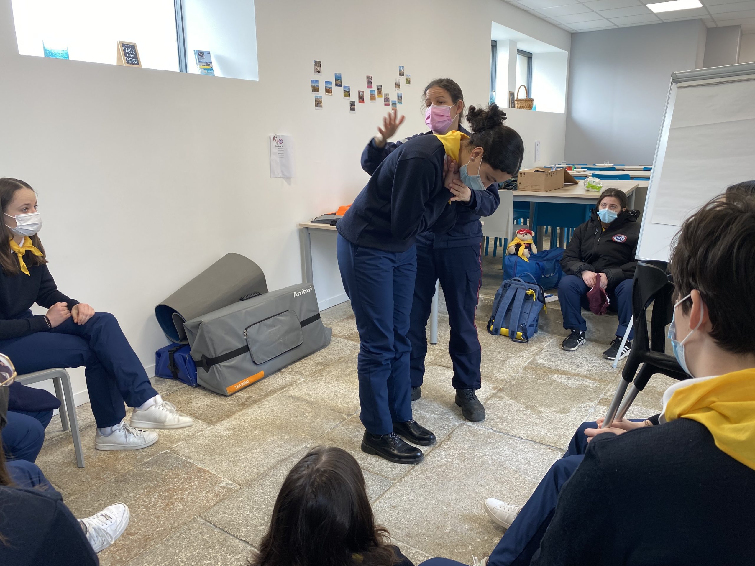 Rappel des gestes de premiers secours en cas d'étouffement pour les jeunes du SNU sur l'Ile Grande, atelier animé par une infirmière sapeur-pompier du SDIS 22.
