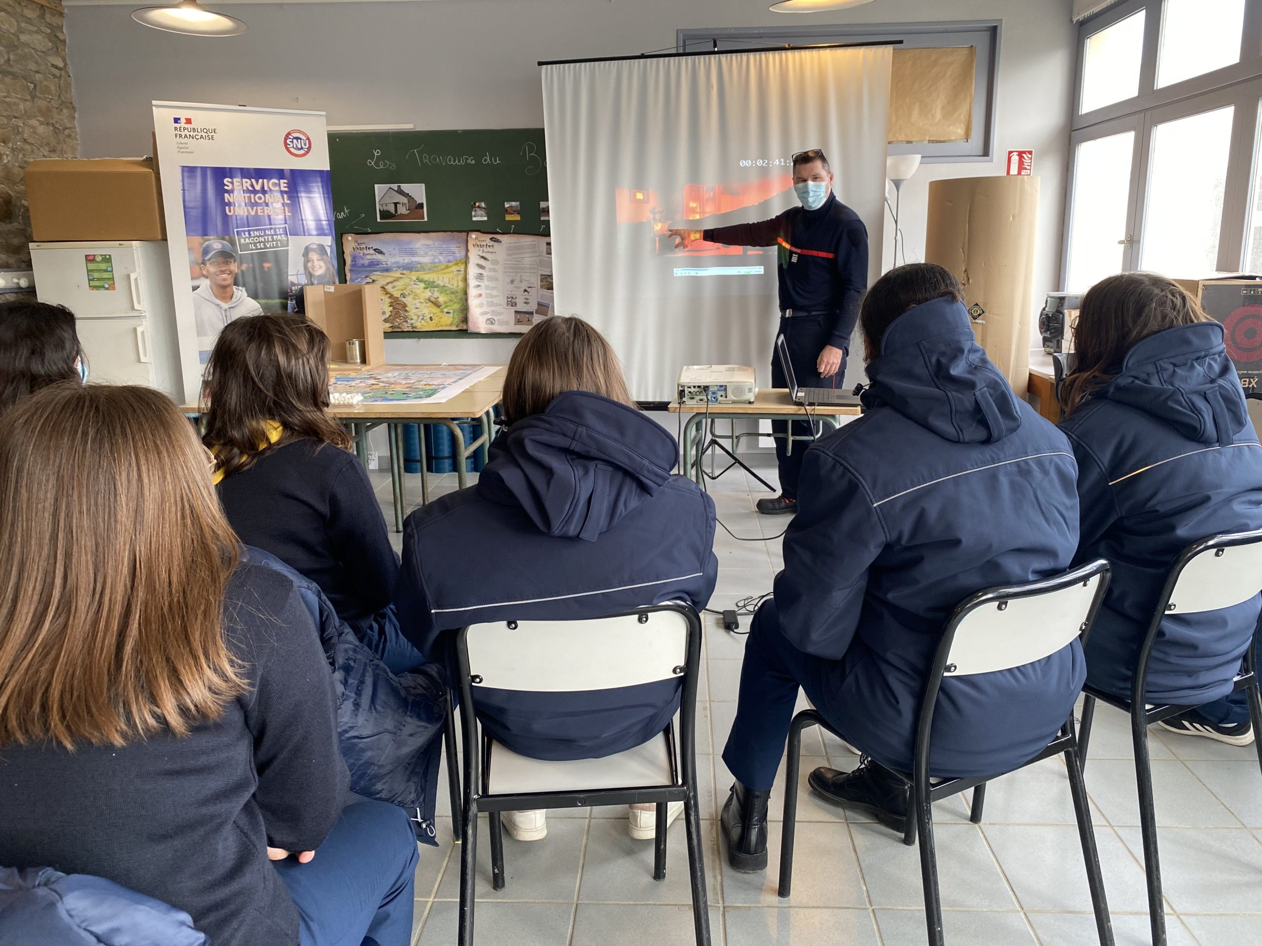 Présentation d'une vidéo de sensibilisation par un commandant de sapeur-pompier du SDIS 22 pour les jeunes du SNU sur l'Ile Grande.