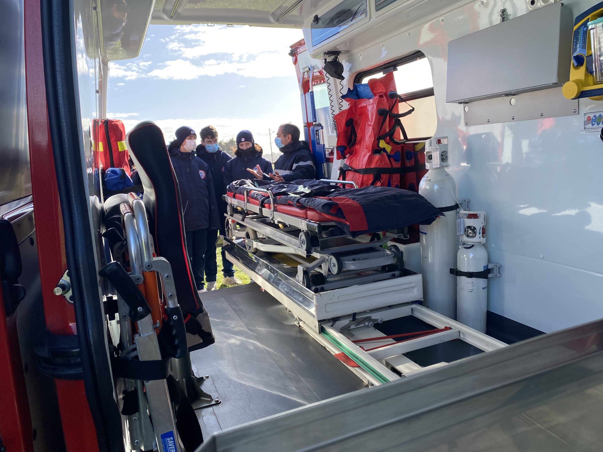 Les jeunes du SNU ont pu découvrir l'intérieur d'un véhicule de secours et d'assistance aux victimes du SDIS 22