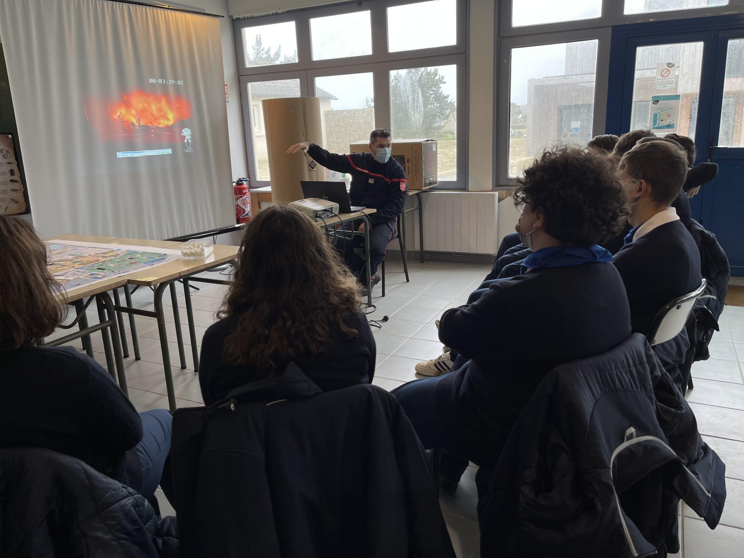 Visionnage d'une vidéo préventive portant sur le risque incendie d'une habitation, atelier animé par un sapeur-pompier professionnel du SDIS22.