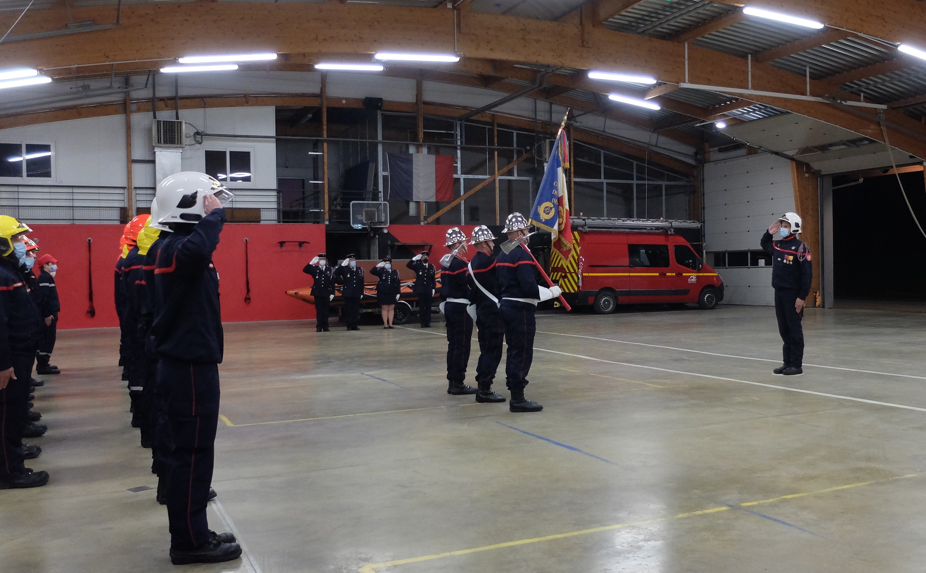 Sainte-Barbe et passation de commandement lors de la cérémonie au Centre d'Incendie et de Secours de Guingamp, le 18 décembre 2021. Drapeaux.