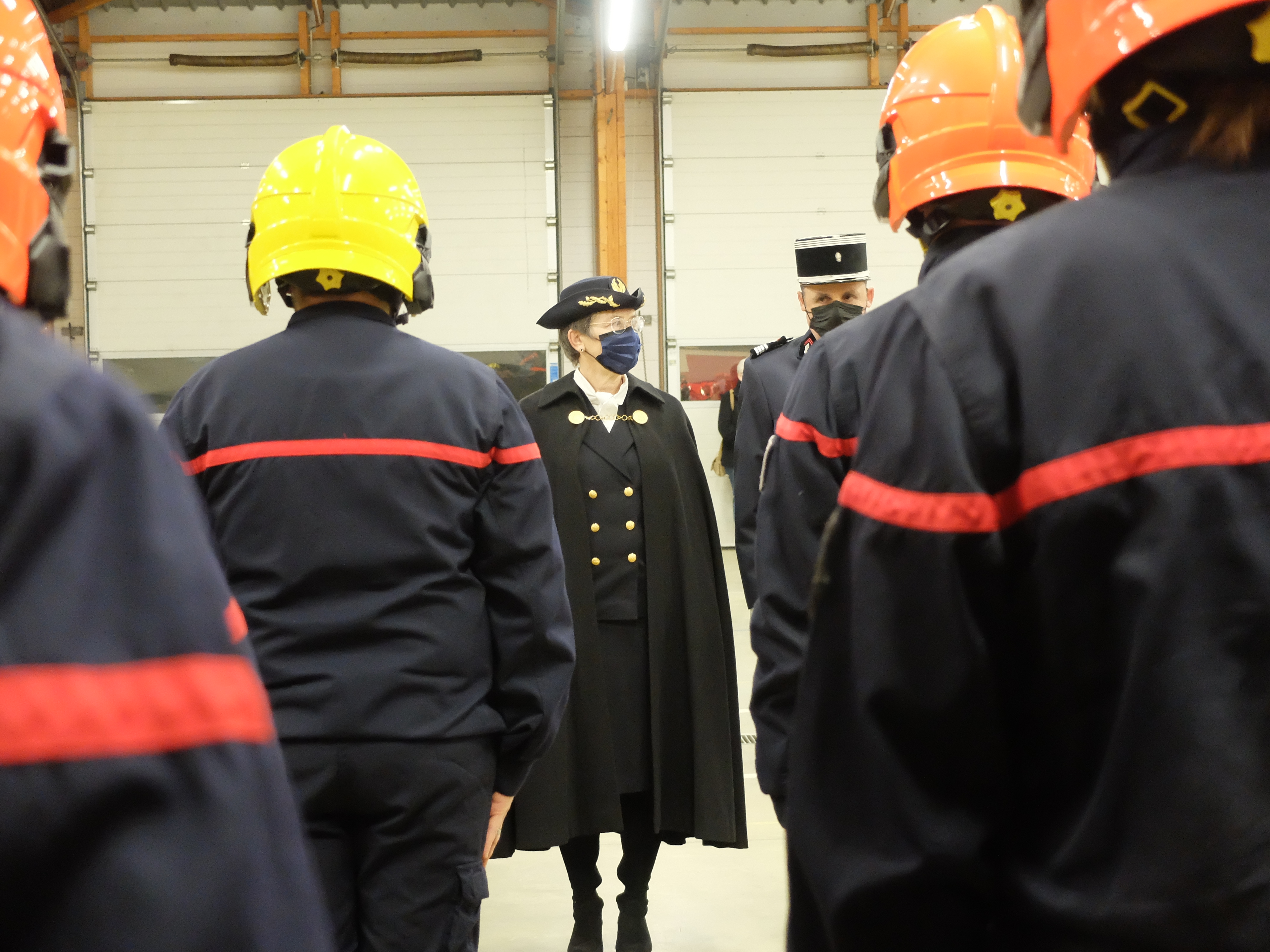 Madame Dominique LAURENT, sous-préfète de Guingamp lors de la cérémonie de passation et Sainte-Barbe au CIS de Guingamp le 18 décembre 2021.