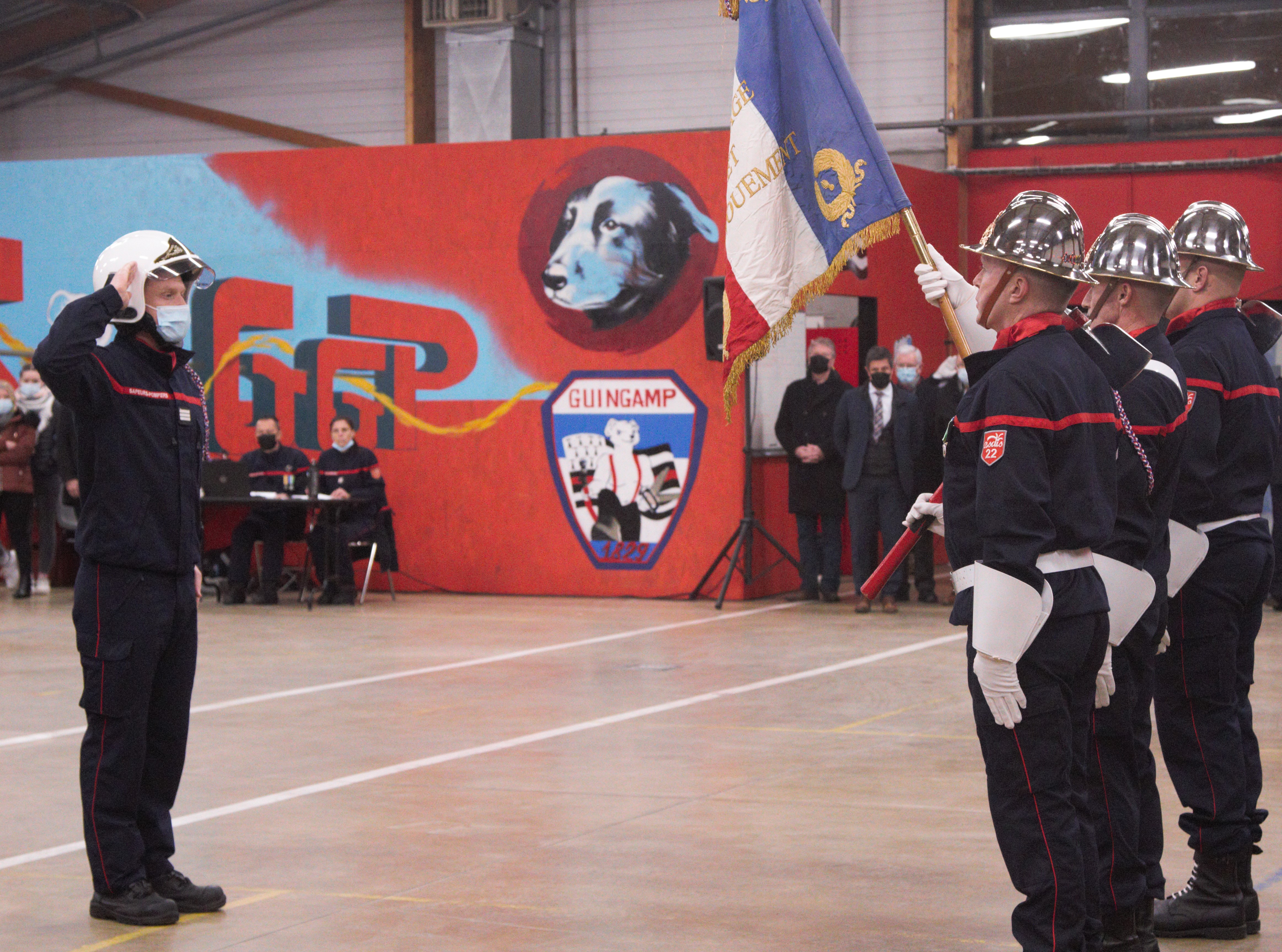Passation de commandement lors de la cérémonie de Sainte-Barbe au Centre d'Incendie et de Secours (CIS) de Guingamp le samedi 18 décembre 2021.