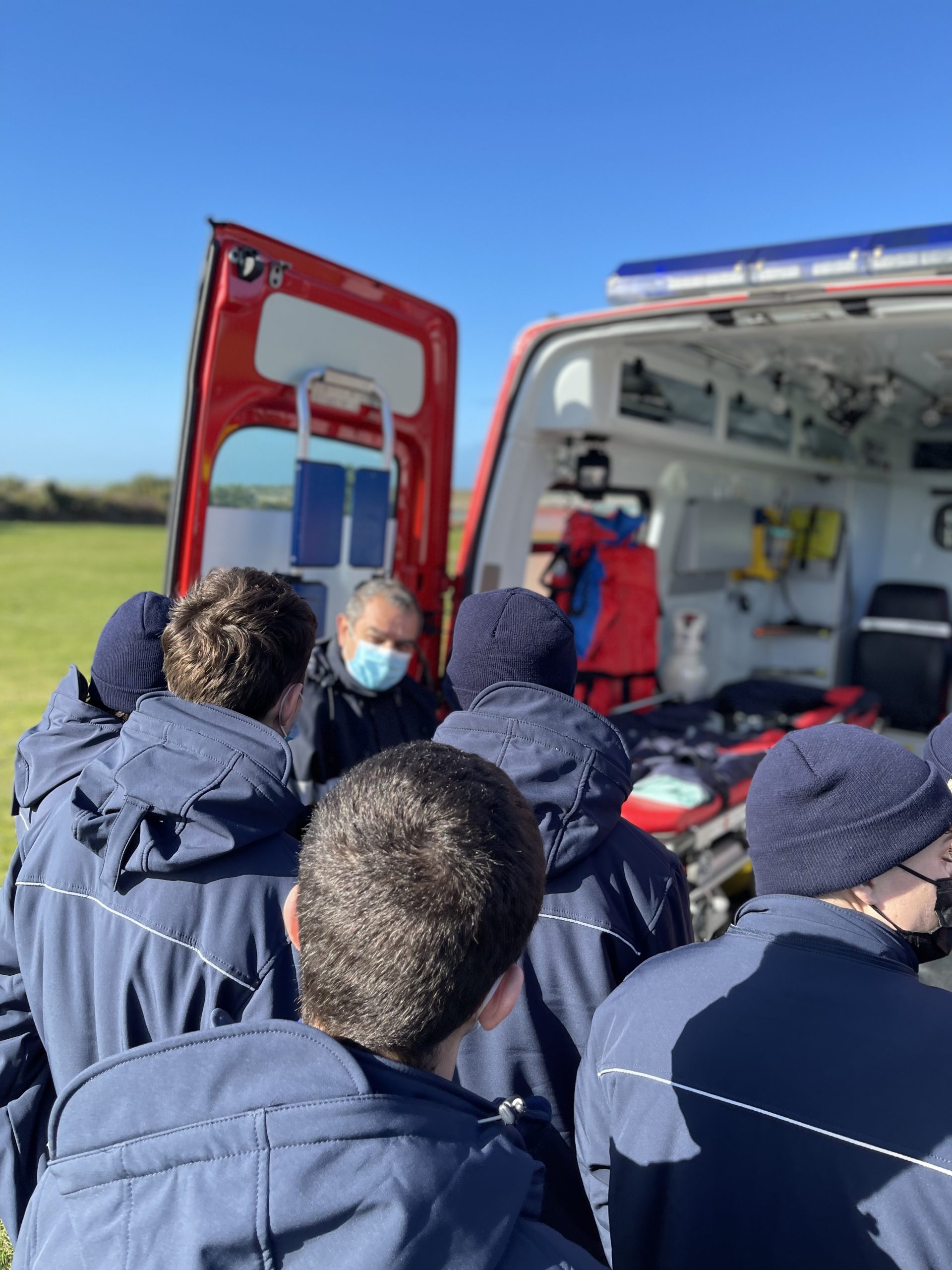 Présentation au SNU d'un VSAV (véhicule de secours et d'assistance aux victimes) par un sapeur-pompier du SDIS 22
